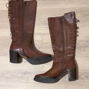 From Milan 🇮🇹! Vero Cuoio Chestnut Heeled Boots with Lacing